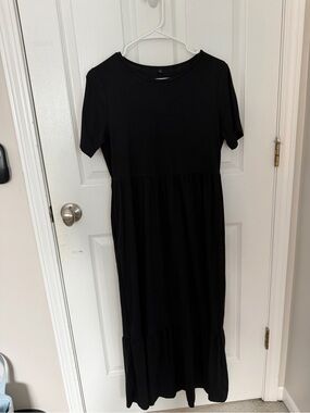 Black Short-Sleeve Midi Dress - Classic Everyday Style